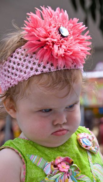 头上有朵大花，漂亮哦！儿童gif搞笑图片