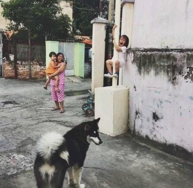 看样子，肯定是亲生的儿童gif搞笑图片