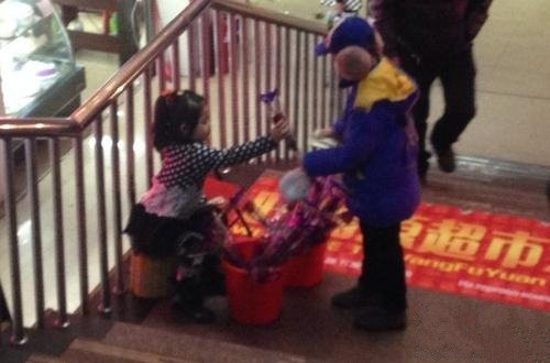 情人节阿，卖花的小女孩，和买花的小男孩，你们都这么浪漫了嘛，我们情何以堪啊儿童gif搞笑图片