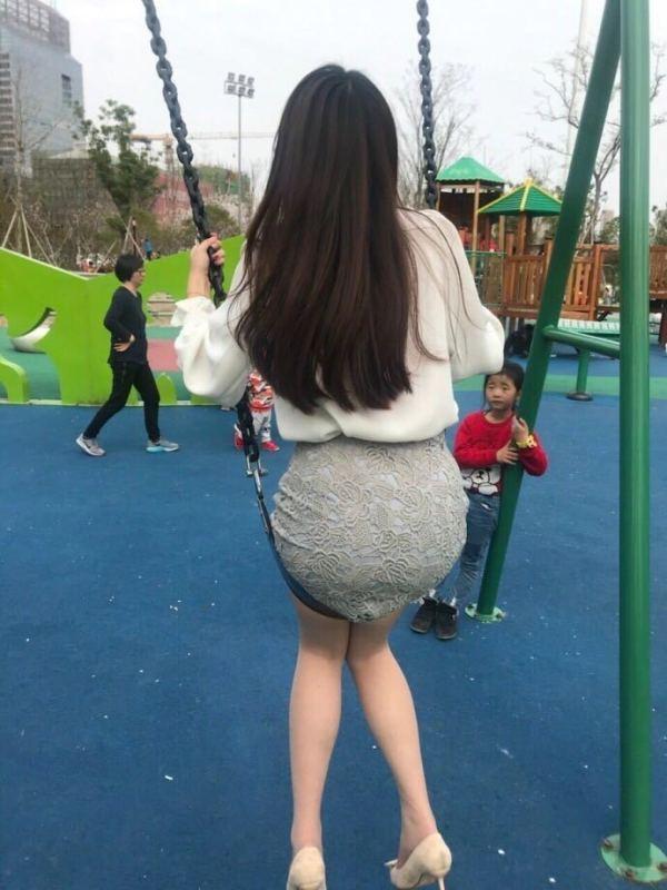 小女孩在思考什么呢？儿童gif搞笑图片