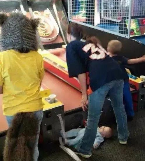 让妈妈先玩两把儿童gif搞笑图片