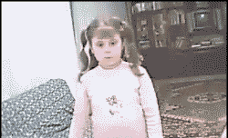 面对抢镜就该如此干脆儿童gif搞笑图片