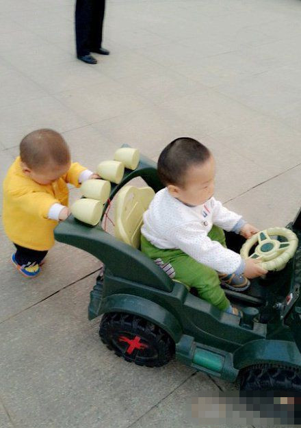 哥们，我车打不着火了，帮一把，多谢了！儿童gif搞笑图片