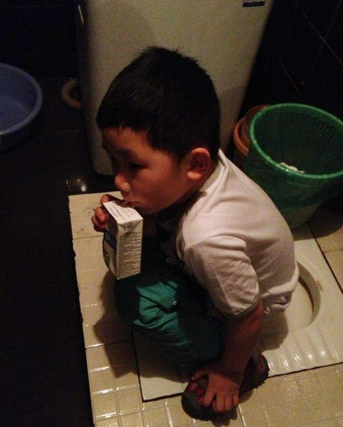 一天到晚忙着吃喝拉撒的小朋友儿童gif搞笑图片