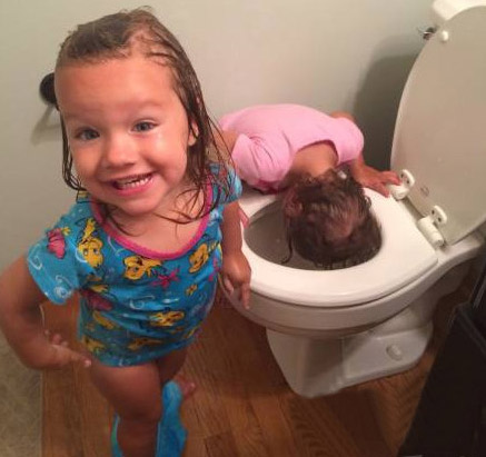 妈妈，我带妹妹一起洗头儿童gif搞笑图片