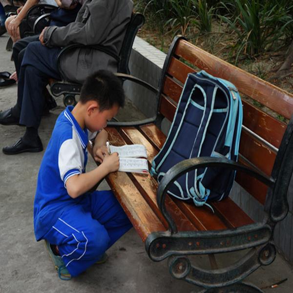 还是这娃聪明，户外空气新鲜儿童gif搞笑图片