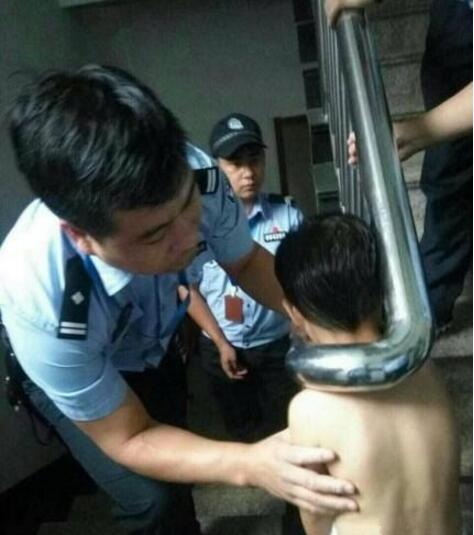 我还是很不地道地笑了~儿童gif搞笑图片