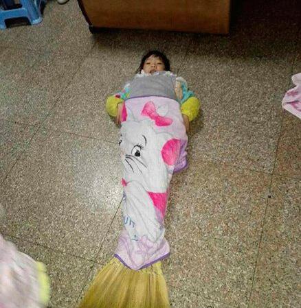 闺女非要当美人鱼儿童gif搞笑图片