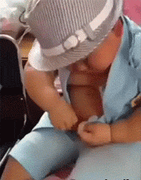 儿子:麻麻！这扣子怎么系不上呢！麻麻:因为你太胖了。儿童gif搞笑图片