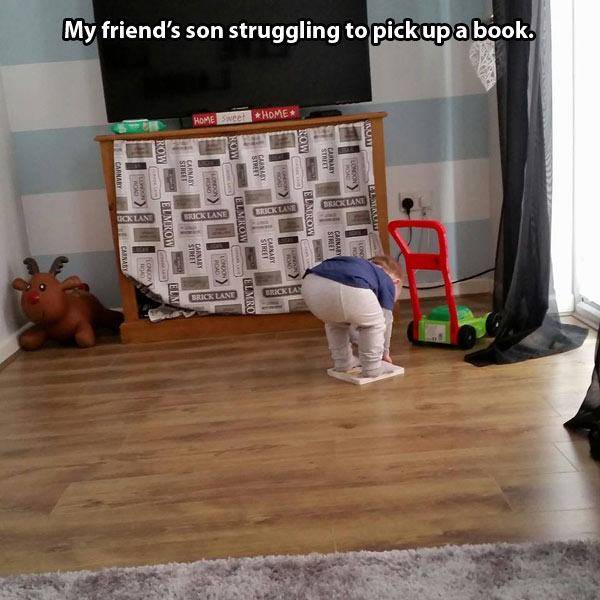 十分钟了，他还是不知道为什么自己捡不起这本书儿童gif搞笑图片