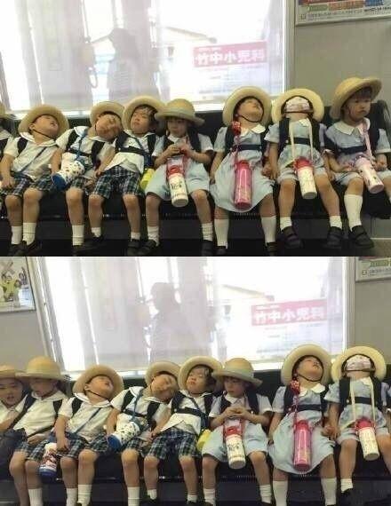 日本的电车上，早上上学困成一排的小朋友，脑补二次元画面儿童gif搞笑图片