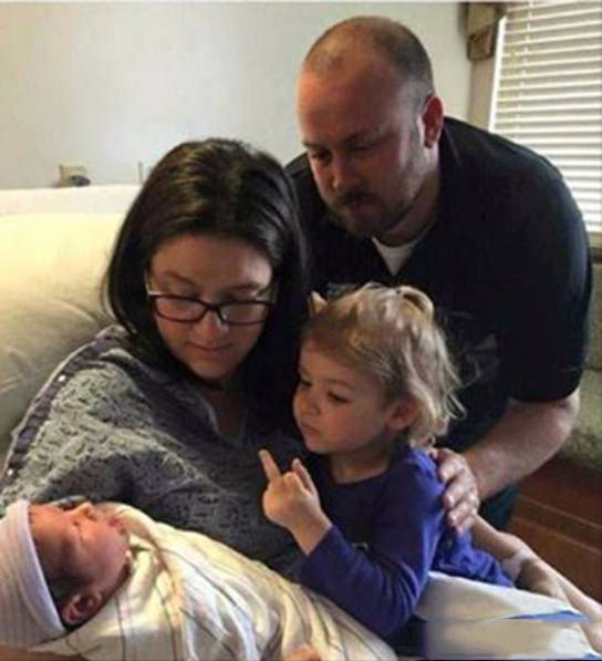 来自哥哥爱的祝福，真感动儿童gif搞笑图片