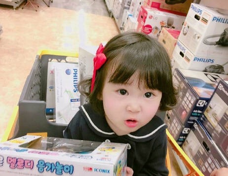 可爱爆了 萌宝齐脸短发发型儿童gif搞笑图片