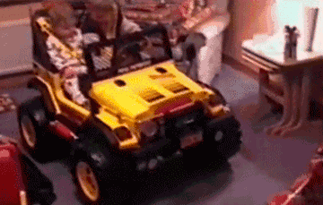 家里发生的交通事故儿童gif搞笑图片