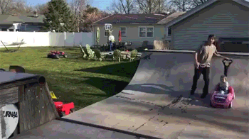 一个爸带两个娃儿童gif搞笑图片