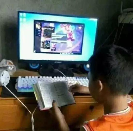 你永远不知道沉迷”王者荣耀”的孩子们有多认真儿童gif搞笑图片