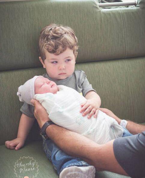 小盆友的眼神，把孩子扔给我，你们想去干嘛儿童gif搞笑图片