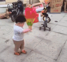 奶奶带大的，多喜庆啊儿童gif搞笑图片