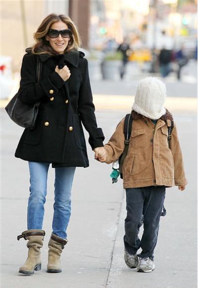 乖宝宝，戴上帽子就不冷了儿童gif搞笑图片