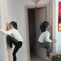 孩子你们有特异功能吗，爬墙这么厉害儿童gif搞笑图片