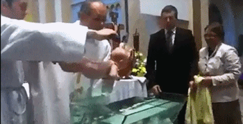 孩子啊，接受最神圣的洗礼吧儿童gif搞笑图片