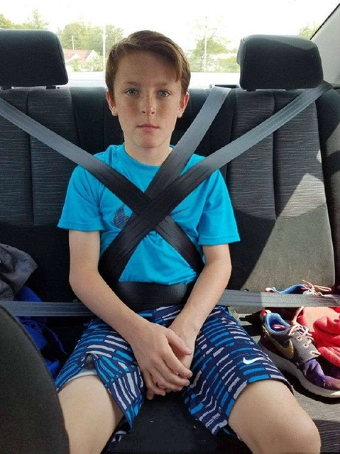 坐麻麻的车，安全措施一定要做足儿童gif搞笑图片