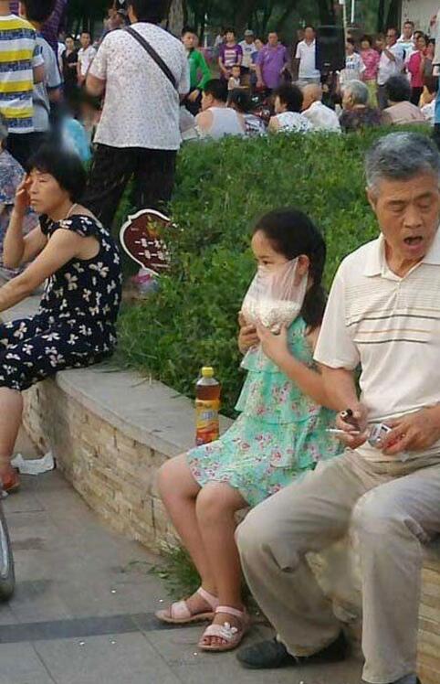 爆米花要酱紫吃才够味儿童gif搞笑图片