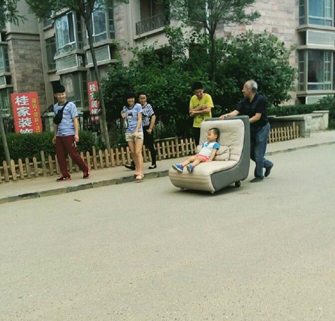 现在的孩子就是大面子啊~儿童gif搞笑图片