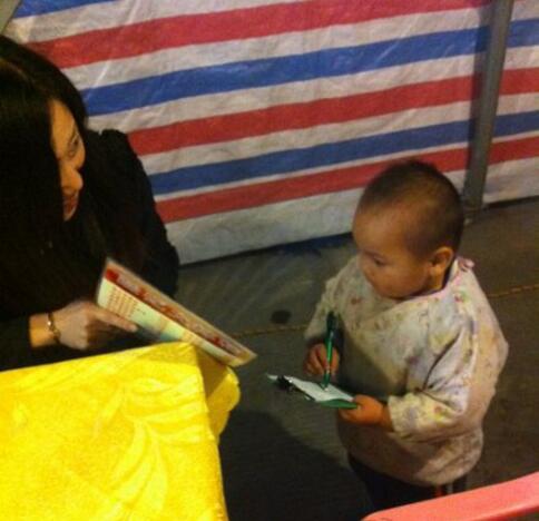 老板儿子上来就招呼，然后拿菜牌写单儿童gif搞笑图片