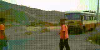 熊孩子，你不怕以后坐不到公交吗？儿童gif搞笑图片