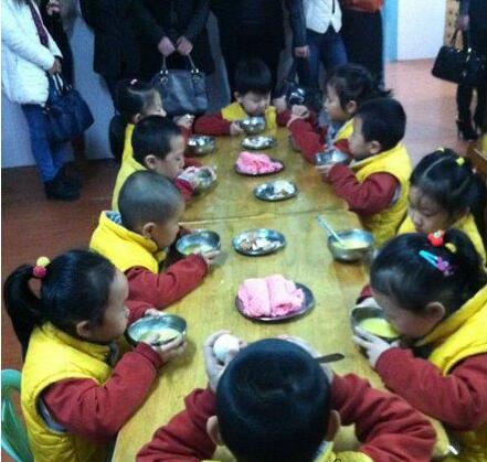 这家幼儿园的衣服咋感觉怪怪的！儿童gif搞笑图片