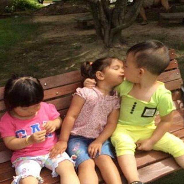 小小年纪就学会了撒狗粮儿童gif搞笑图片