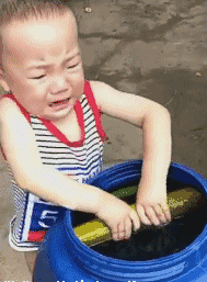 只能砸缸了儿童gif搞笑图片