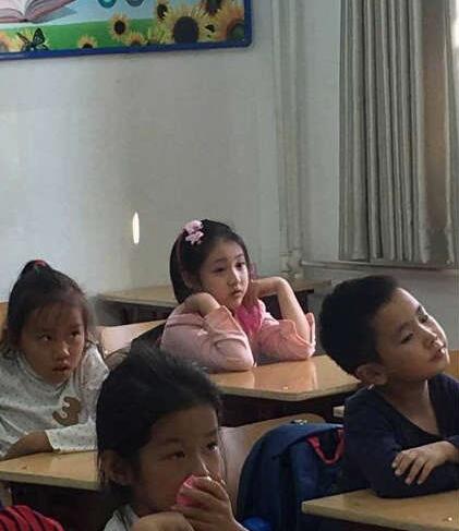 老师我跟她的画风怎么不一样儿童gif搞笑图片