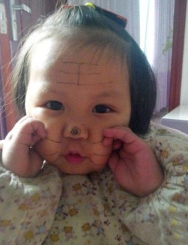 小萝莉和她爹斗地主儿童gif搞笑图片