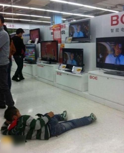 这孩子把这当家了儿童gif搞笑图片