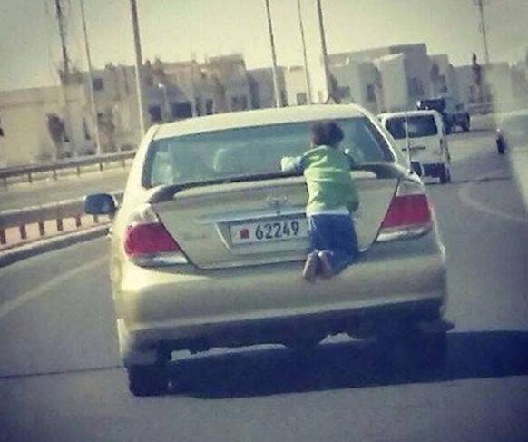 妈妈你老实告诉我，我是从家门口第几个垃圾箱捡来的？儿童gif搞笑图片