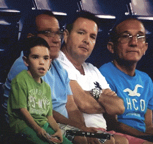 这孩子脑袋是不是太大了点儿童gif搞笑图片