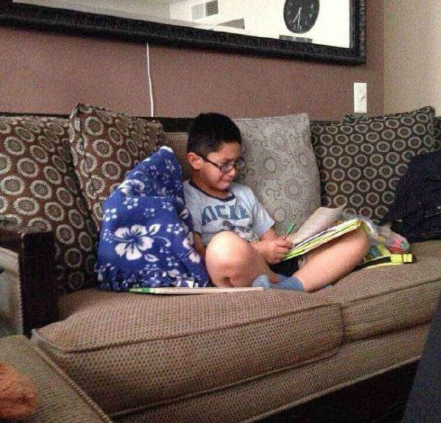 周日晚上赶作业的你儿童gif搞笑图片