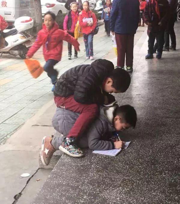 当代小学生的友情儿童gif搞笑图片