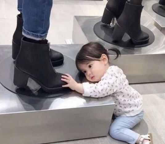 看到心仪鞋子标价后的你儿童gif搞笑图片