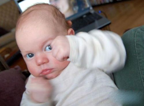 再看我就打你哦儿童gif搞笑图片