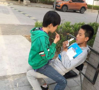 情窦初开的时候儿童gif搞笑图片