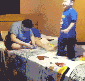 熊孩子，不要高兴的太早呢儿童gif搞笑图片