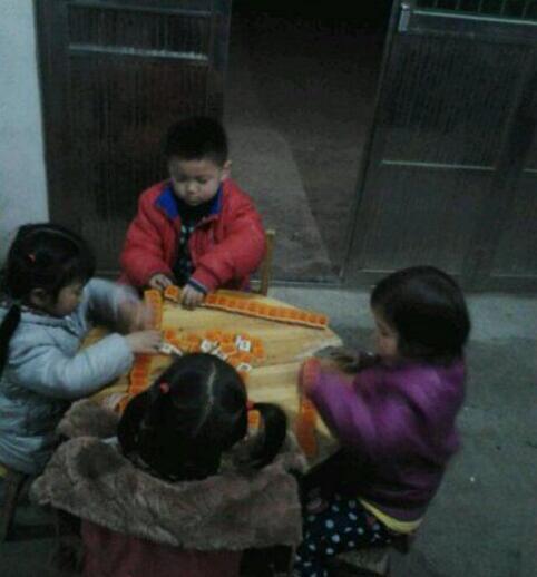 我妈说了，不赢钱就不许我回家儿童gif搞笑图片