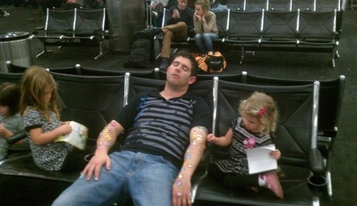 女儿给粑粑的惊喜儿童gif搞笑图片