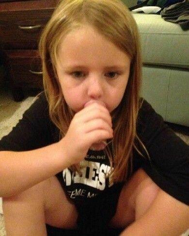 对着瓶子吸气的结果会怎么样儿童gif搞笑图片