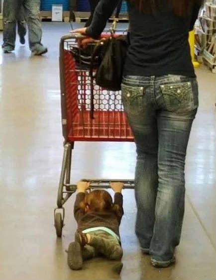 对于熊孩子来说，超市就是个游乐场儿童gif搞笑图片