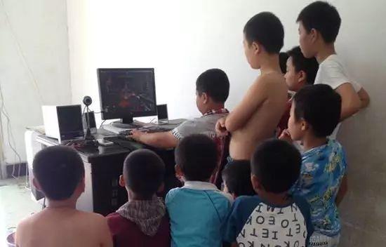 熊孩子居然说他感觉他就像个王者儿童gif搞笑图片