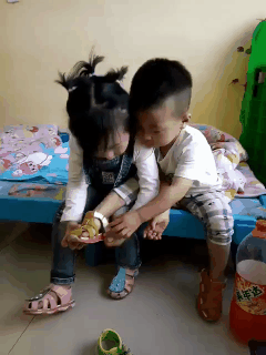 小姑娘将来必定是贤妻良母儿童gif搞笑图片